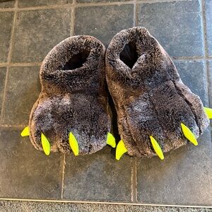 EUC! Capelli Boys Tipped Faux Fur Bear Claw slippers size L, 4/5 shoe size!
